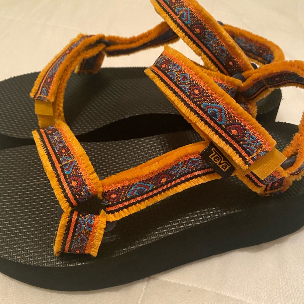 Flatform Teva Sandals Size 8 orange and blue print